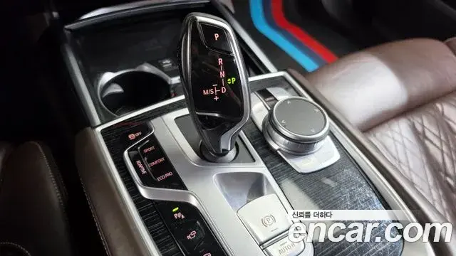 BMW 7 Series 2021 — ფოტო 20/20