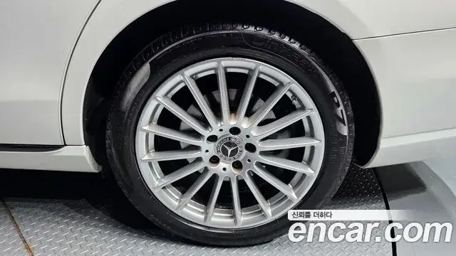 Mercedes-Benz E-Class 2021 — Photo 17/35