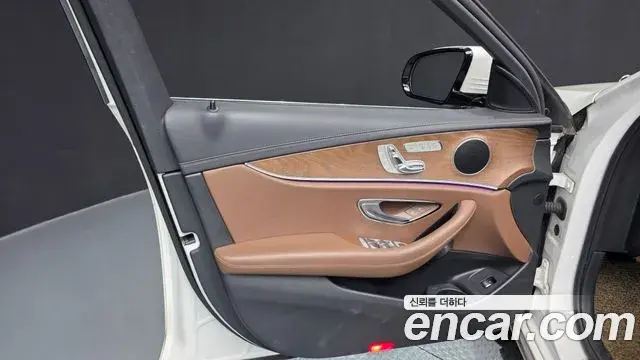 Mercedes-Benz E-Class 2021 — Photo 22/35