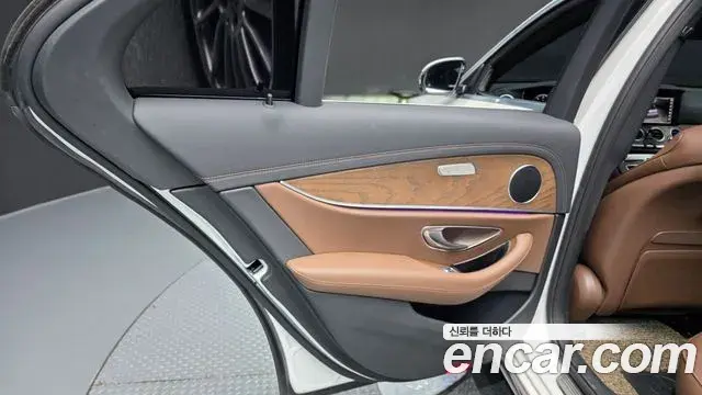 Mercedes-Benz E-Class 2021 — Photo 27/35