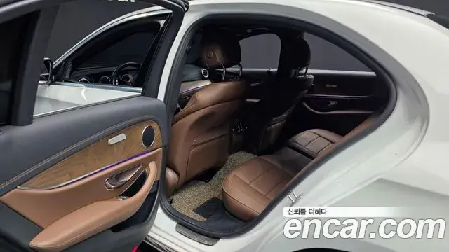 Mercedes-Benz E-Class 2021 — Photo 31/35