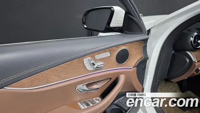 Mercedes-Benz E-Class 2021 — Photo 20/35