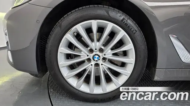 BMW 5 Series 2022 — Photo 12/20