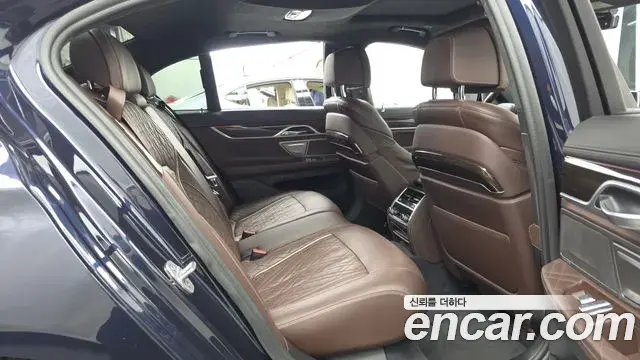 BMW 7 Series 2019 — Фото 12/20