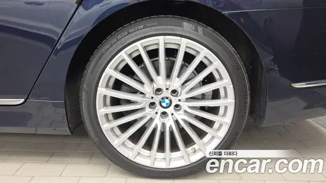 BMW 7 Series 2019 — Şəkil 28/33