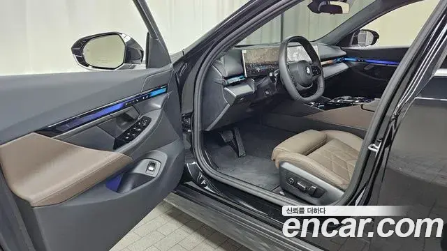 BMW 5 Series 2025 — Şəkil 28/32