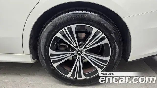 Mercedes-Benz E-Class 2025 — Photo 7/30