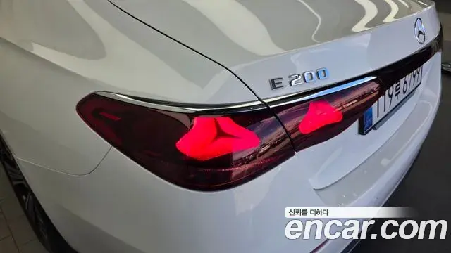 Mercedes-Benz E-Class 2025 — Photo 18/30