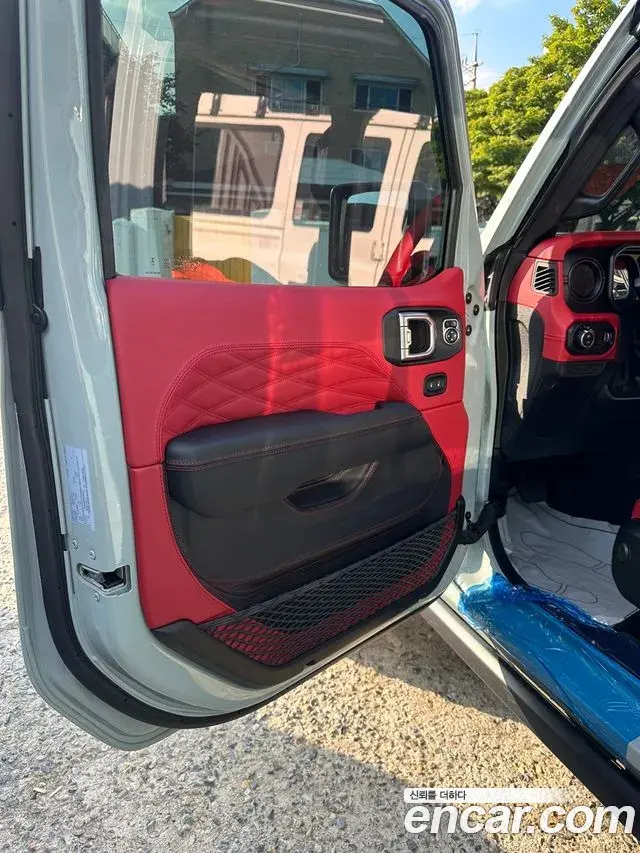 Jeep Wrangler 2024 — Фото 10/17