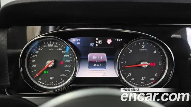 Mercedes-Benz E-Class 2020 — Photo 7/20