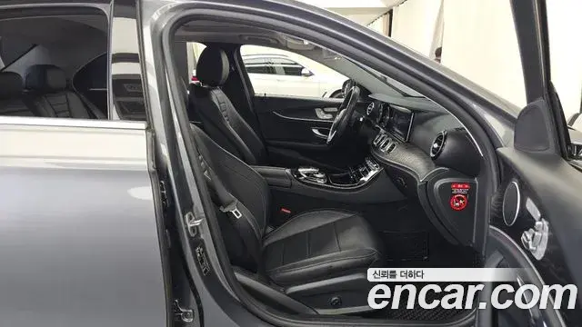 Mercedes-Benz E-Class 2020 — Photo 13/20