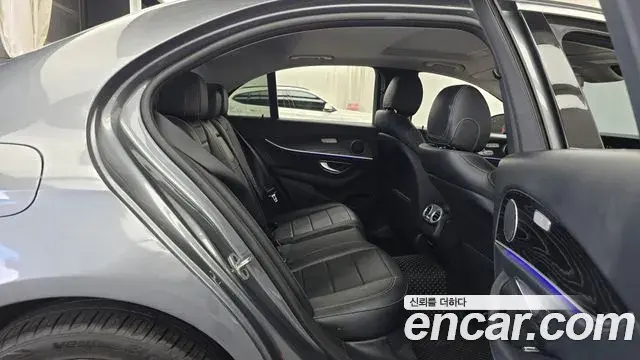 Mercedes-Benz E-Class 2020 — Photo 8/20
