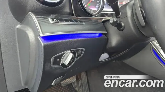Mercedes-Benz E-Class 2020 — Photo 11/20