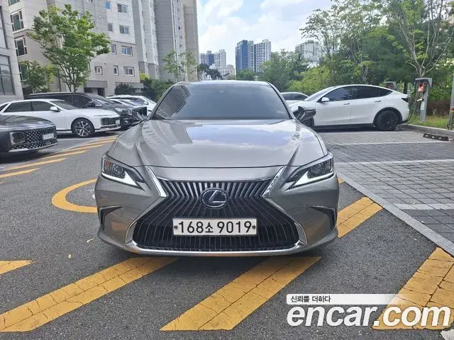 Lexus ES300h 2020 — Photo 2/6