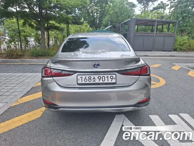Lexus ES300h 2020 — Photo 5/6