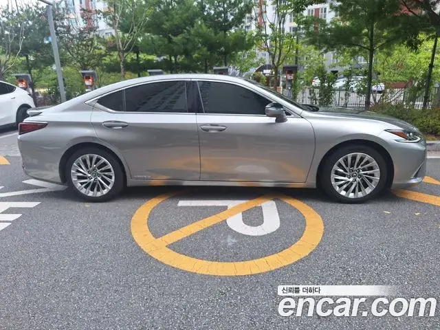 Lexus ES300h 2020 — Photo 1/6