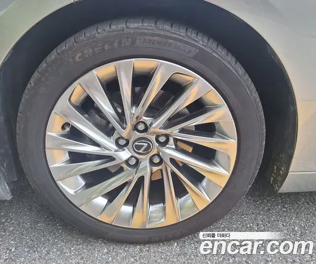 Lexus ES300h 2020 — Photo 3/6