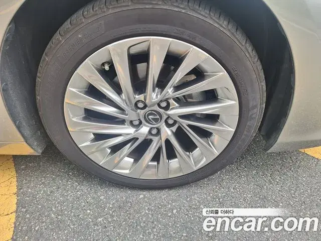 Lexus ES300h 2020 — Photo 4/6
