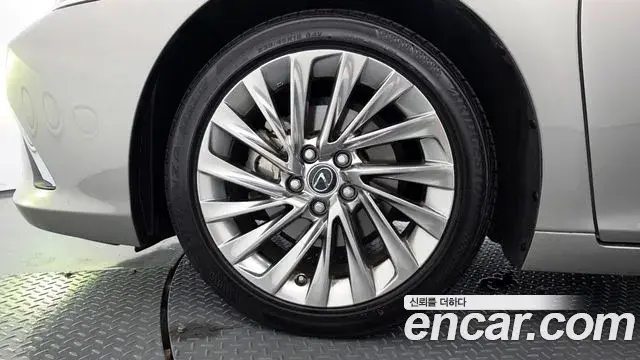 Lexus ES300h 2022 — Photo 2/37