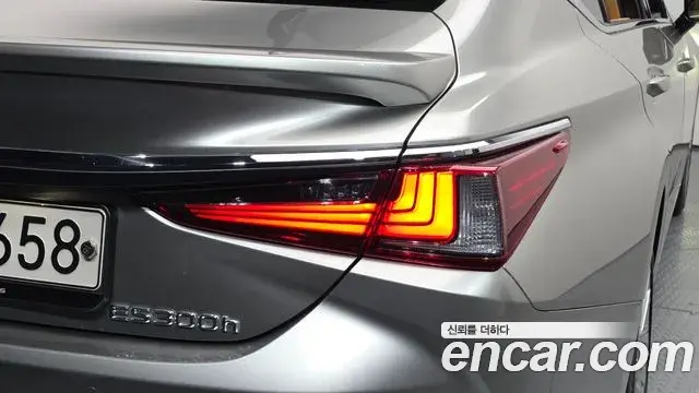 Lexus ES300h 2022 — Photo 33/37