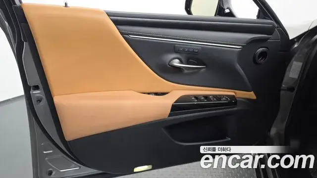 Lexus ES300h 2022 — Photo 13/37