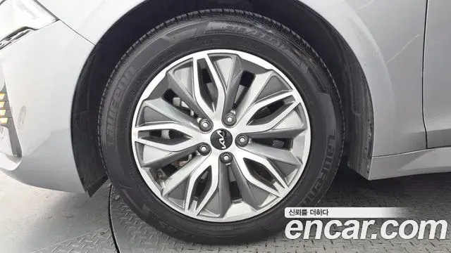 Kia K5 2022 — Şəkil 27/32