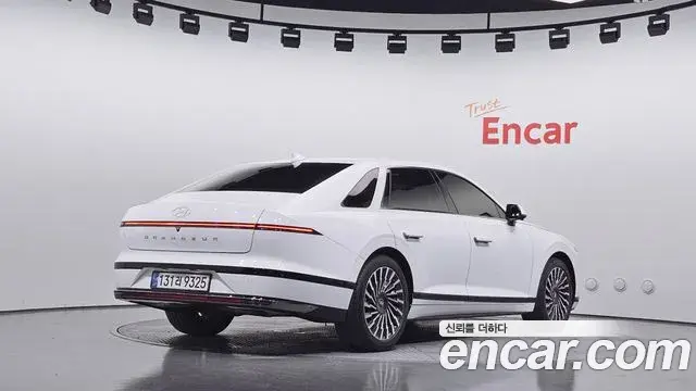 Hyundai Grandeur Hybrid 2023 — Photo 19/31