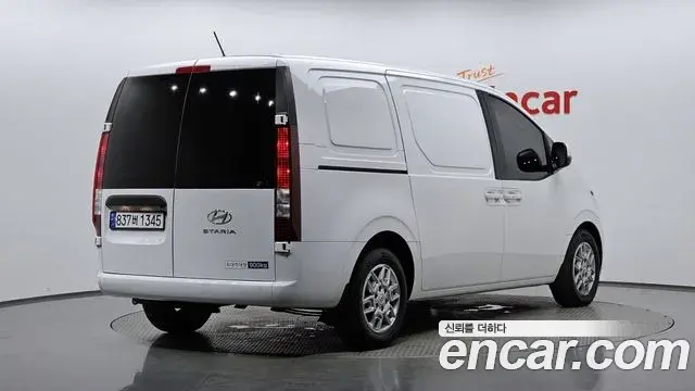 Hyundai Staria 2023 — Şəkil 1/31