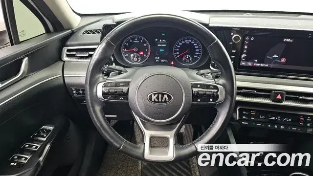 Kia K5 2021 — ფოტო 17/33