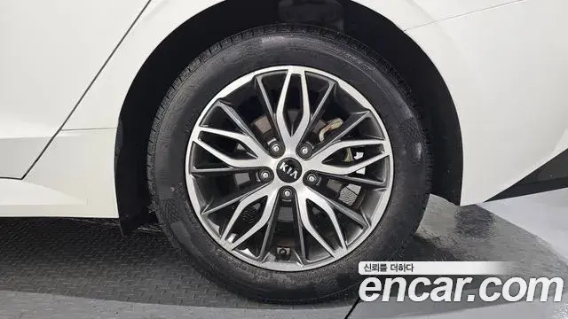 Kia K5 2021 — ფოტო 19/33
