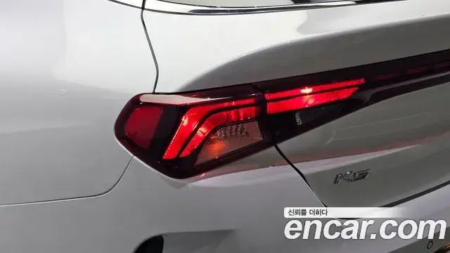 Kia K5 2021 — ფოტო 28/33