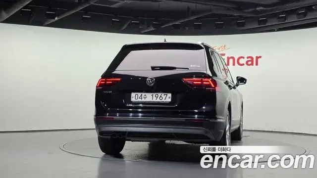 Volkswagen Tiguan 2018 — Şəkil 12/20