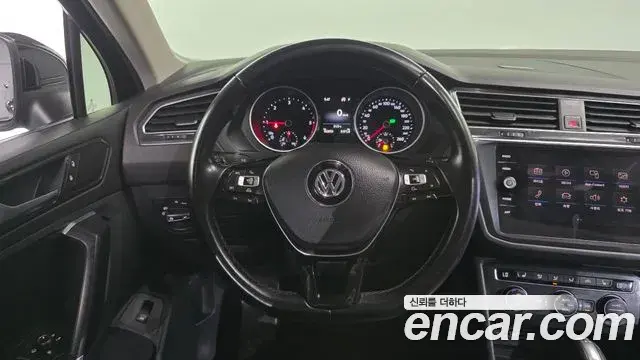 Volkswagen Tiguan 2018 — Şəkil 17/20