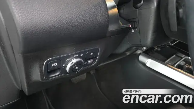 Mercedes-Benz GLB-Class 2020 — Şəkil 15/29