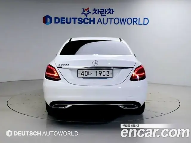 Mercedes-Benz C-Class 2019 — ფოტო 1/20