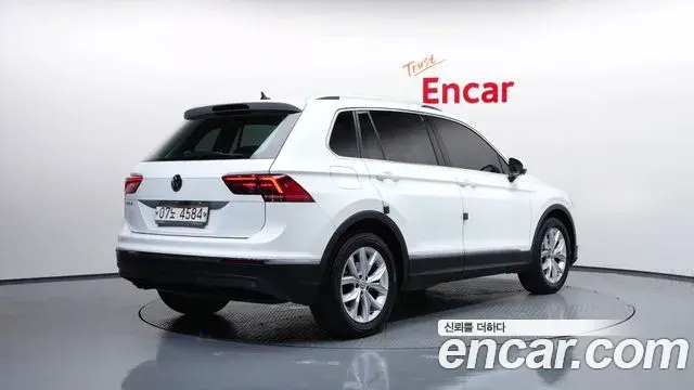 Volkswagen Tiguan 2018 — Photo 12/20