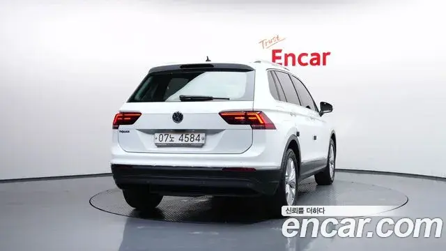 Volkswagen Tiguan 2018 — Photo 8/20