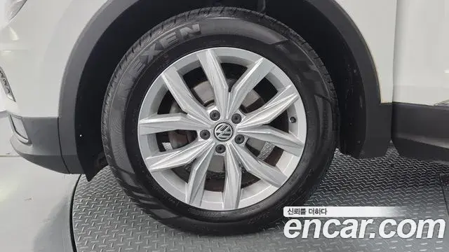 Volkswagen Tiguan 2018 — Photo 9/20
