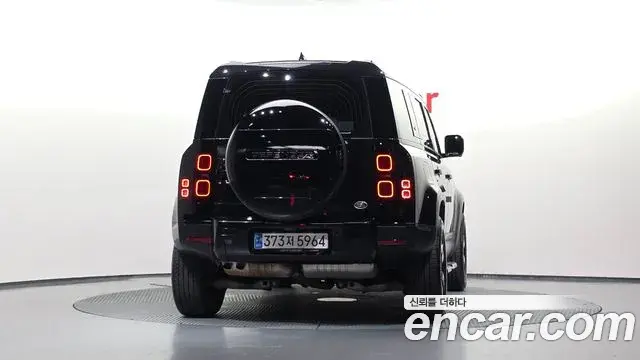 Land Rover Defender 2023 — Photo 23/34