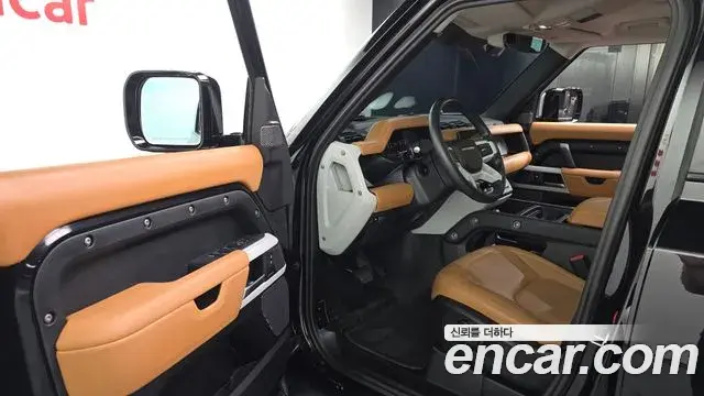 Land Rover Defender 2023 — Photo 28/34
