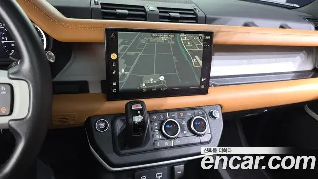 Land Rover Defender 2023 — Photo 30/34