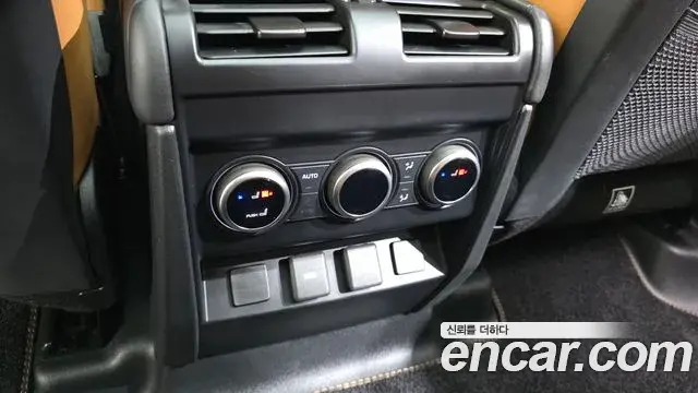 Land Rover Defender 2023 — Photo 25/34