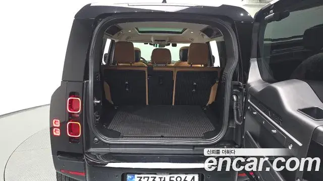Land Rover Defender 2023 — Photo 26/34
