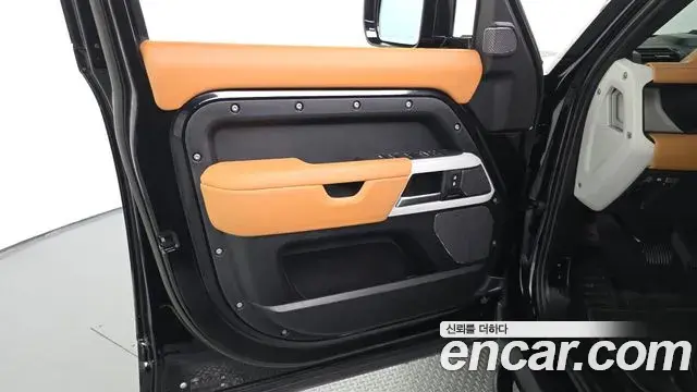 Land Rover Defender 2023 — Photo 17/34