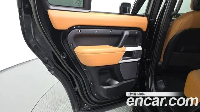 Land Rover Defender 2023 — Photo 22/34