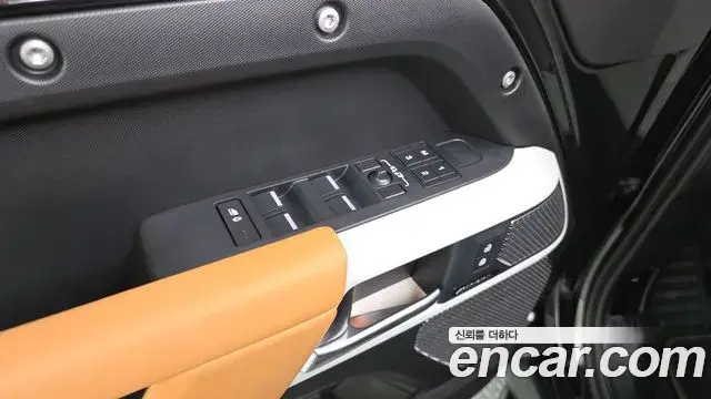 Land Rover Defender 2023 — Photo 3/34
