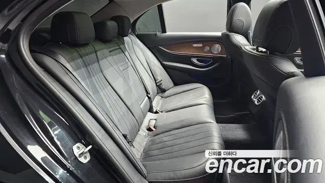 Mercedes-Benz E-Class 2019 — Фото 12/20