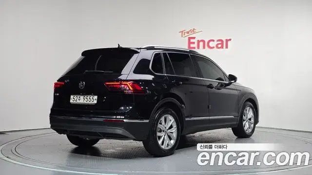 Volkswagen Tiguan 2018 — ფოტო 19/20