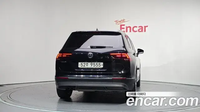 Volkswagen Tiguan 2018 — ფოტო 10/20