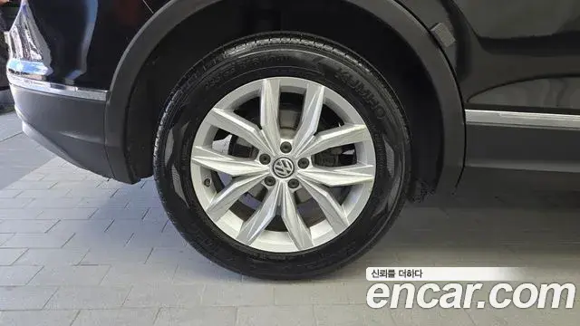 Volkswagen Tiguan 2018 — ფოტო 20/20